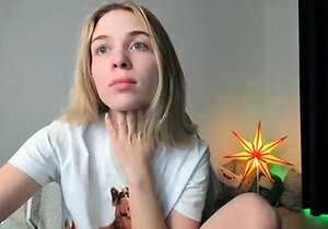 Amateur Webcam Cute Teen Plays Solo with Big Dildo