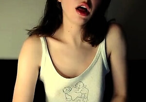 Cute amateur webcam teen girl toying pussy on webcam