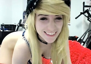 Amateur Webcam Cute Teen Plays Solo with Big Dildo