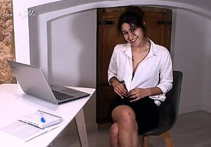 AMATEUR BRUNETTE TEEN NATURAL TIT CAUGHT MASTURBATINg CHEAT