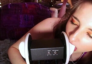 Very hot amateur thai teen girl toying her pussy on cam