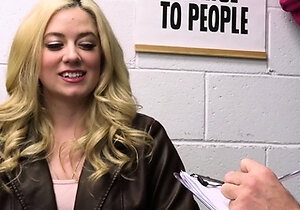 Brie Larson lookalike shoplifter chick