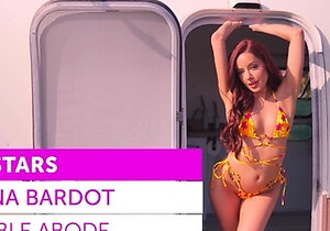 Bubble butt teen posed totally naked