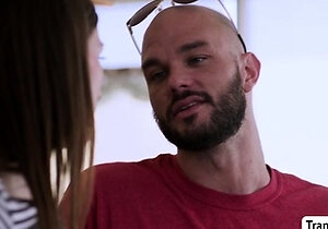 Sexy Tbabe Amanda Riley gets barebacked in the kitchen