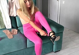 Amateur Webcam Cute Teen Plays Solo with Big Dildo