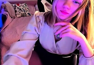 Cute amateur webcam teen girl toying pussy on webcam