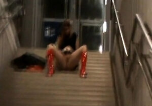 Deutsche Amateur blinkt und pinkelt in einem Bahnhof