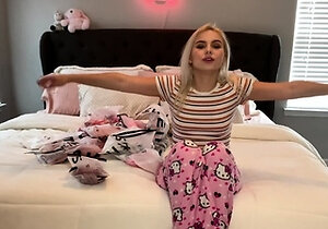 Amateur blonde teen solo dildo