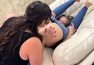 Brunette sorority teens wash brunette ass