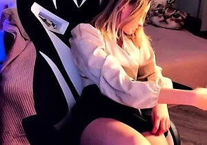 Cute amateur webcam teen girl toying pussy on webcam